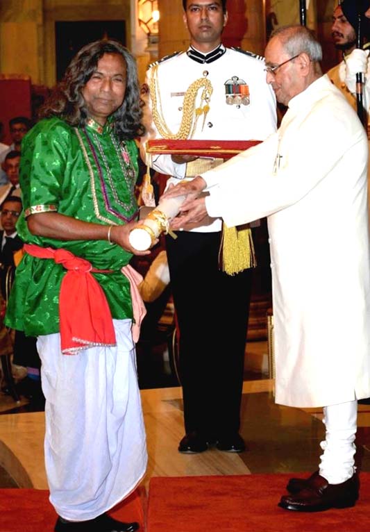 Mukund Nayak receiving the Padma Shri Award