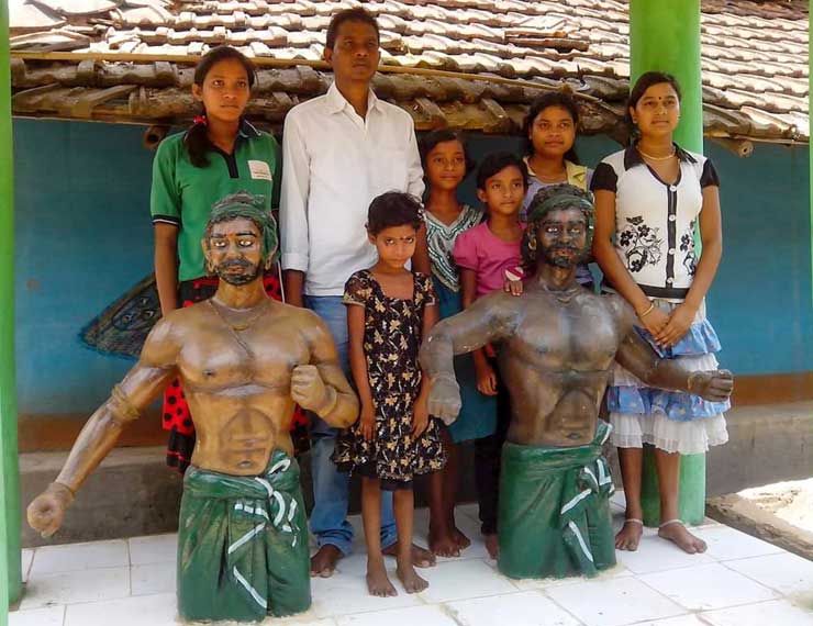Descendants of freedom fighter Sidhu Kanu’s family at Bhognadih in Dumka - Pic by Manob Chowdhary