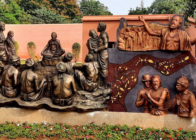 बिरसा मुंडा संग्रहालय एवं स्मृति उद्यान में प्रदर्शित कृति। जनजातीय संस्कृति को मूर्तिकला के माध्यम से दिखाने की कोशिश की गई है