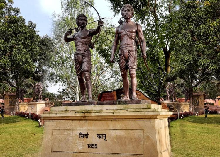 In 1855, thousands of Santhals led by Sidho and Kanho Murmu stood against Zamindari oppression. The freedom fighter brothers led a force to Calcutta. On way, they encountered the mighty East India Company soldiers and fought them valiantly