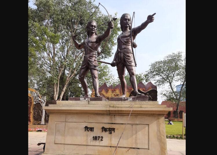 Freedom fighters Diva Soren and Kishun Soren were relatives. When King Abhiram Singh of Podhat accepted British as the masters, the two brothers organized people to rebel against both the King and the oppressive foreign rulers