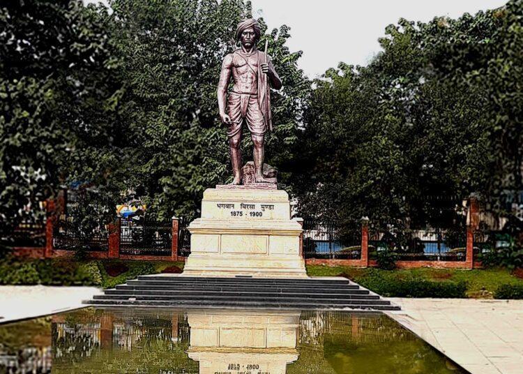 पचीस फुट ऊँचे भगवान बिरसा मुंडा की यह प्रतिमा रांची में बिरसा मुंडा संग्रहालय एवं स्मृति उद्यान में स्थित है।