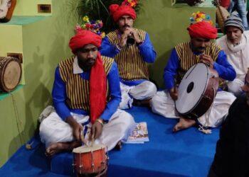 आदिवासी लोक गीतों को नए सुर दे रहा है बस्तर बैंड