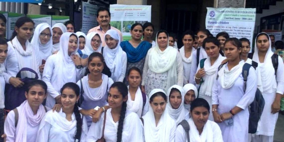 पुंछ के पथरीले रास्तों से प्रोफेसर बनने तक