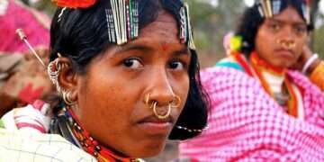 और यूं बोल उठती हैं पेड़ों की सूखी जड़ें