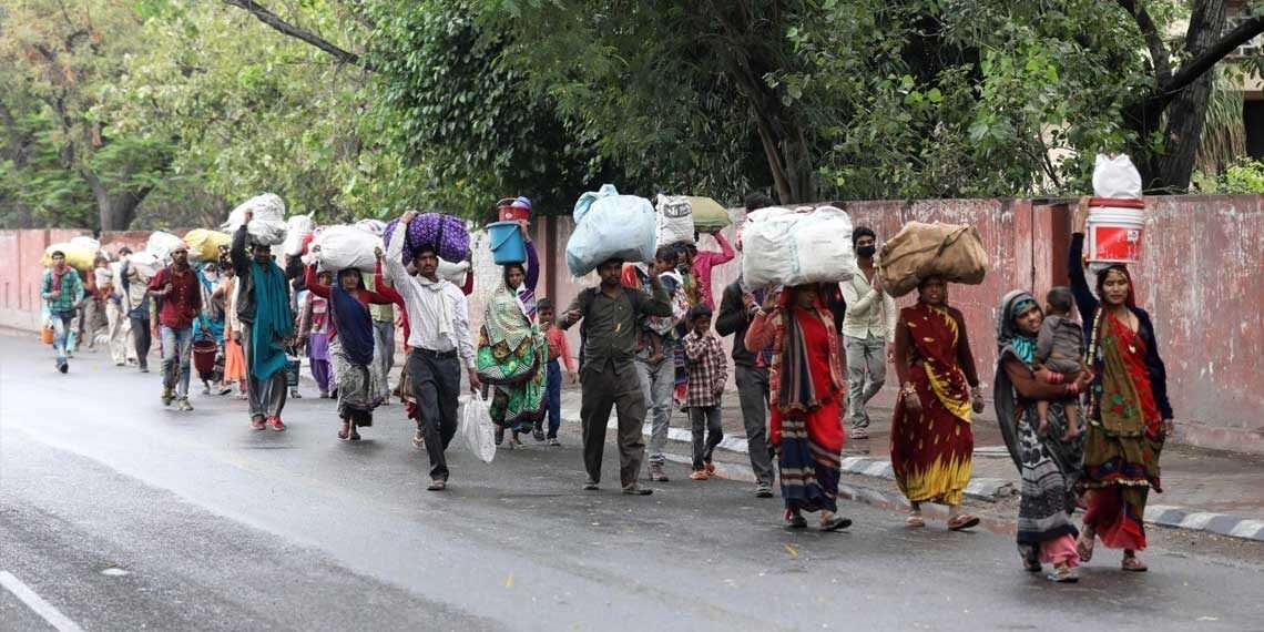 कोरोना महामारी की पहली लहर में लॉकडाउन के डर से शहरों से पलायन करते लोग