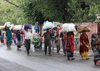 कोरोना महामारी की पहली लहर में लॉकडाउन के डर से शहरों से पलायन करते लोग