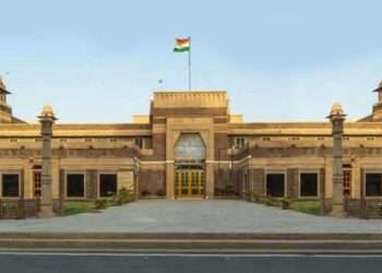 रूस में पति का शव, यहां तड़प रही आदिवासी महिला