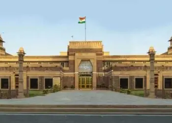 रूस में पति का शव, यहां तड़प रही आदिवासी महिला