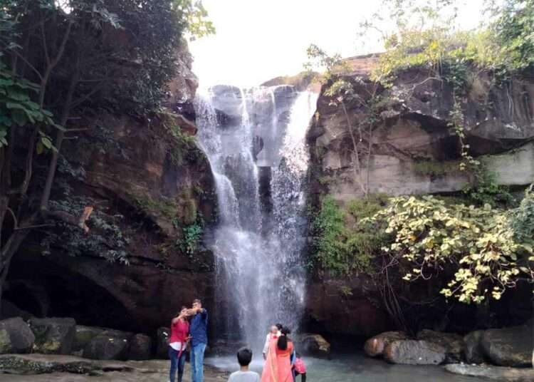 लुगुबुरू पहाड़ी से निकलता हुआ झरना यहाँ की खूबसूरती में चार चाँद लगाता है