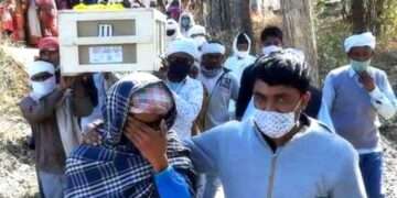 हितेंद्र गरासिया के पार्थिव शरीर को अंतिम संस्कार के लिए ले जाते हुए