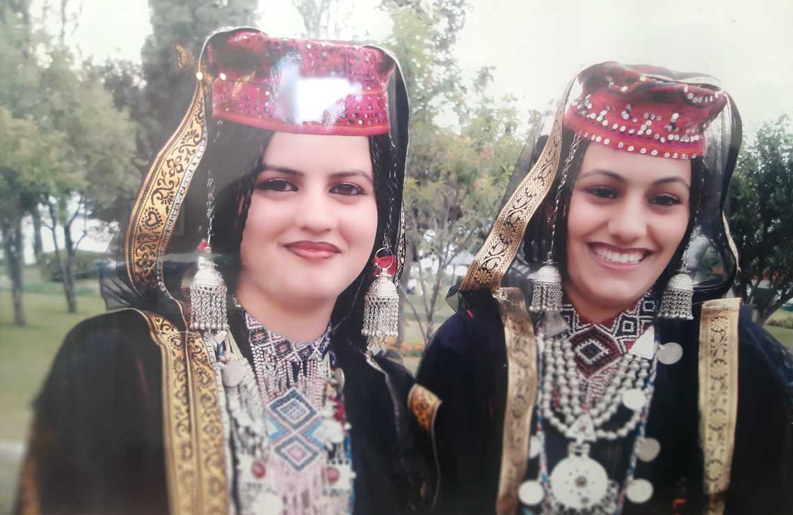 A Traditional Kashmiri Wedding With Bride In Unconventional Jewellery!