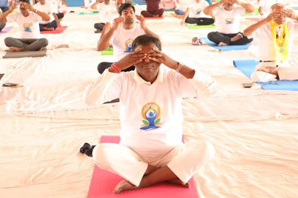 The Indian Tribal News Update - Arjun Munda leads the Yoga Mahotsav in Khunti district, Jharkhand on International Yoga Day