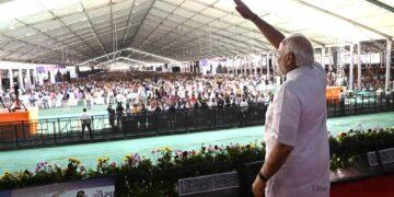 The Indian Tribal Gujarat News | Prime Minister Narendra Modi waving at the gathering in the Gujarat Gaurav Abhiyan rally