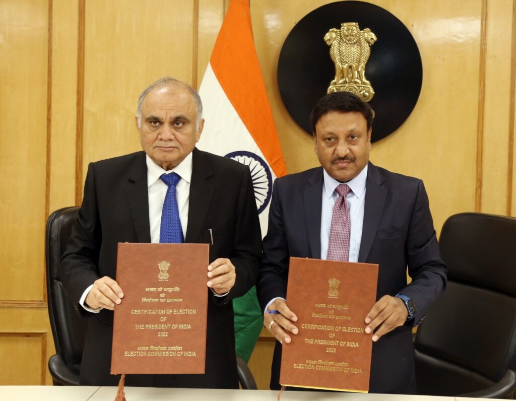 Latest News President of India, Celebrations , CEC Rajiv Kumar and EC Anup C Pandey jointly signed the 'Certificate of Election' for President-elect
