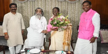 President Droupadi Murmu, The Indian Tribal News , India News Politics President Elections 2022, NDA's presidential candidate Draupadi Murmu meeting JMM supremo Shibu Soren and Jharkhand Chief Minister Hemant Soren while canvassing support for her candidature in Ranchi recently. Also seen is Union Tribal Affairs Minister Arjun Munda