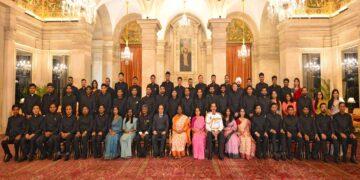 President Droupadi Murmu with IAS officers of 2020 batch