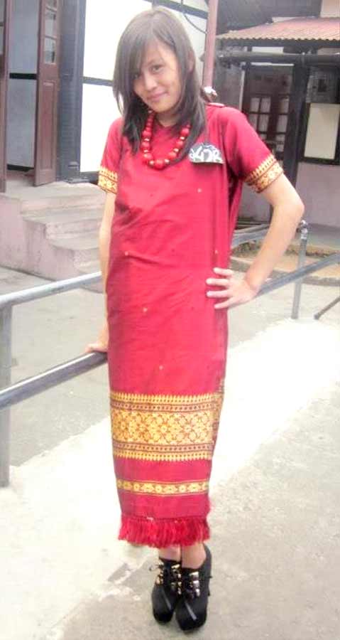 A young woman wearing a Jainsem