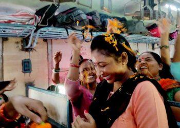 The Indian Tribal News | Co-passengers shower flowers on Salge Hansda