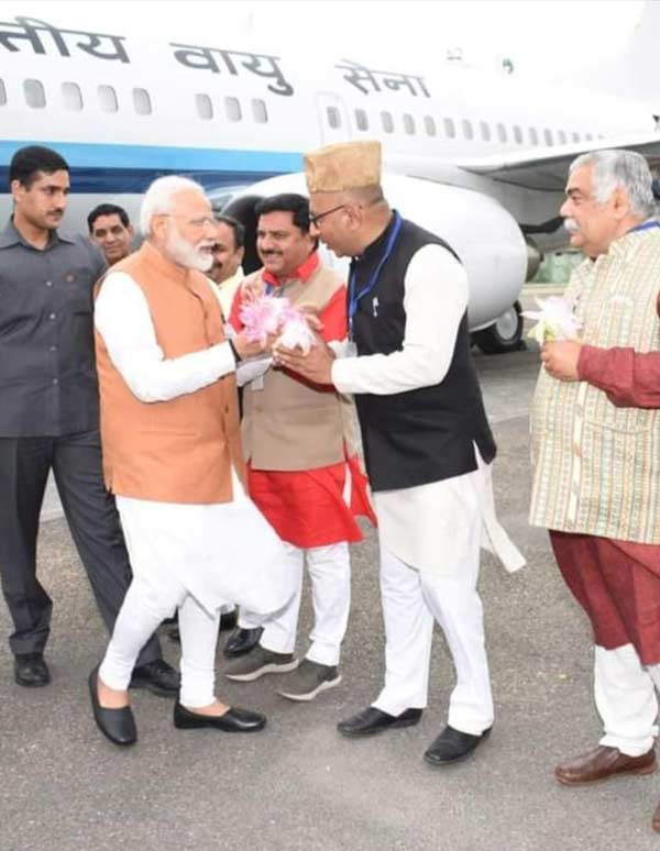 The Indian Tribal News | Gulam Ali Khatana receiving prime minister narendra modi at the airport