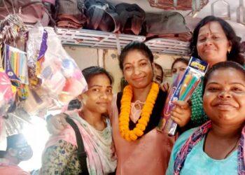 The Indian Tribal News | Salge hansda (in garland) with co- passengers in women compartment