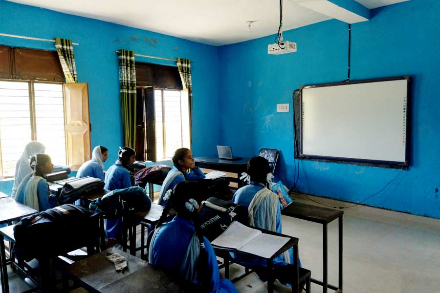 The Indian Tribal News | Students in a smart classroom in J&K