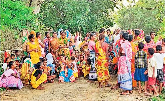 The Indian Tribal News | Women blocked police personnel from entering Ranadih village
