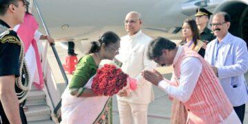 Jharkhand Governor Ramesh Bais And Chief Minister Hemant Soren Receiving President Droupadi Murmu At Birsa Munda Airport In Ranchi