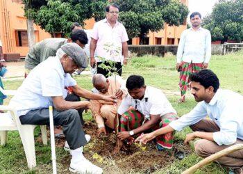 The Indian Tribal News | Dhuni Soren (in cap)