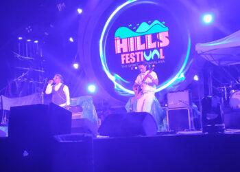 दा मिनोट बैंड परफॉर्म करते हुए