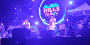 दा मिनोट बैंड परफॉर्म करते हुए