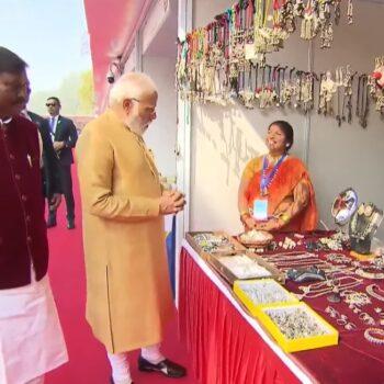 Aadi Mahotsav - Prime Minister Narenda Modi And Tribal Affairs Minister Arjun Munda At A Stall In Aadi Mahotsav