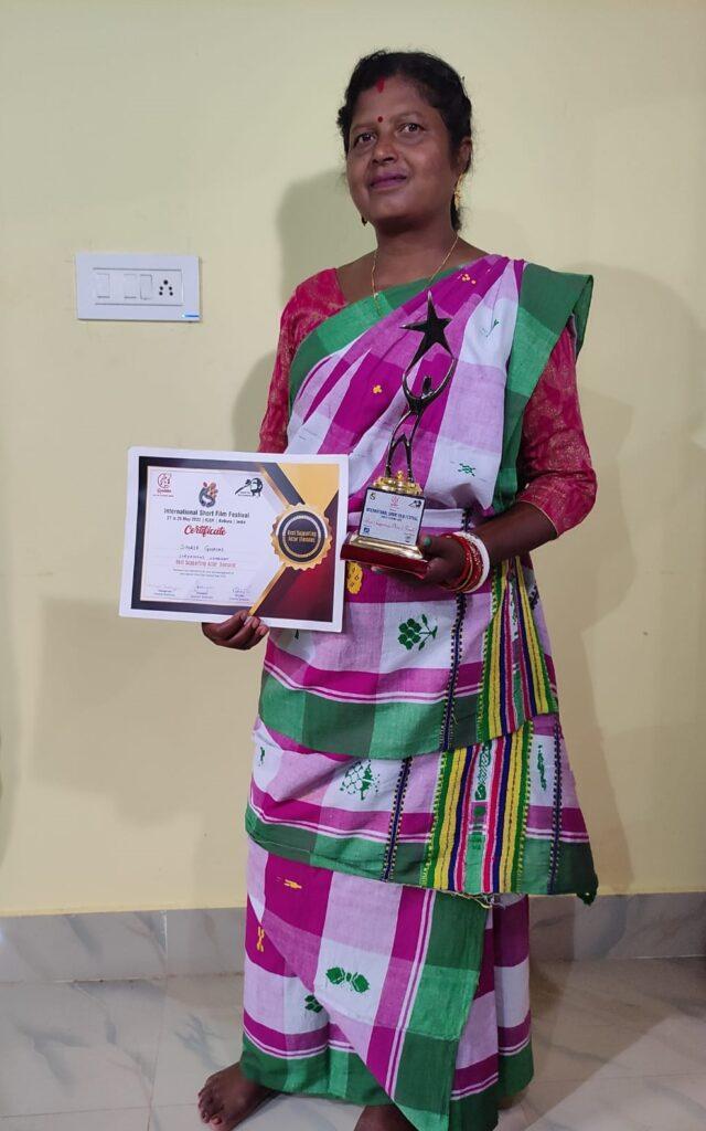 Suryamani Hansdah With Her Best Actress Certificate And Trophy