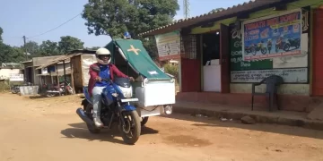 बाइक एंबुलेंस में मरीज