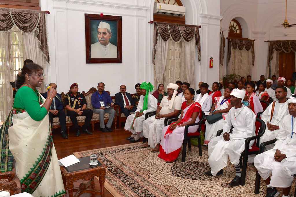 राष्ट्रपति द्रौपदी मुर्मू ने राजभवन, रांची में झारखंड के विशेष रूप से कमजोर जनजातीय समूहों (PVTGs) के सदस्यों के साथ बातचीत की।