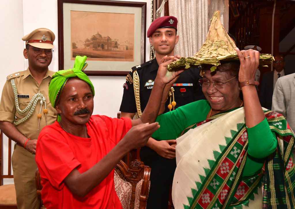 राष्ट्रपति द्रौपदी मुर्मू ने राजभवन, रांची में झारखंड के विशेष रूप से कमजोर जनजातीय समूहों (PVTGs) के सदस्यों के साथ बातचीत की।