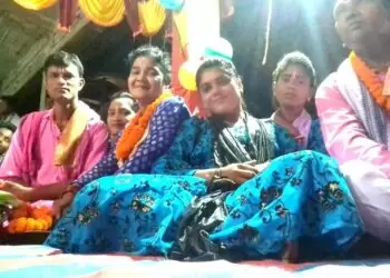 Tribal Singer - गायिका सरस्वती किसन (माला पहने हुए) अपनी मंडली के सदस्यों के साथ