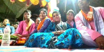 Tribal Singer - गायिका सरस्वती किसन (माला पहने हुए) अपनी मंडली के सदस्यों के साथ