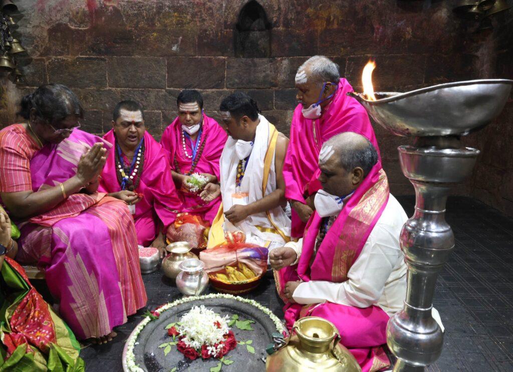 President Droupadi Murmu started off her 3-day Jharkhand visit by offering prayers at the famed Baidyanath Dham Temple in Deoghar. She also "prayed for the well being of countrymen". Baidyanath Dham is one of the 12 Jyotirlingas.