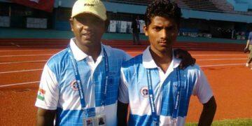 Rajesh Hansdak (left) of Modhupur in Malkangiri, Odisha,