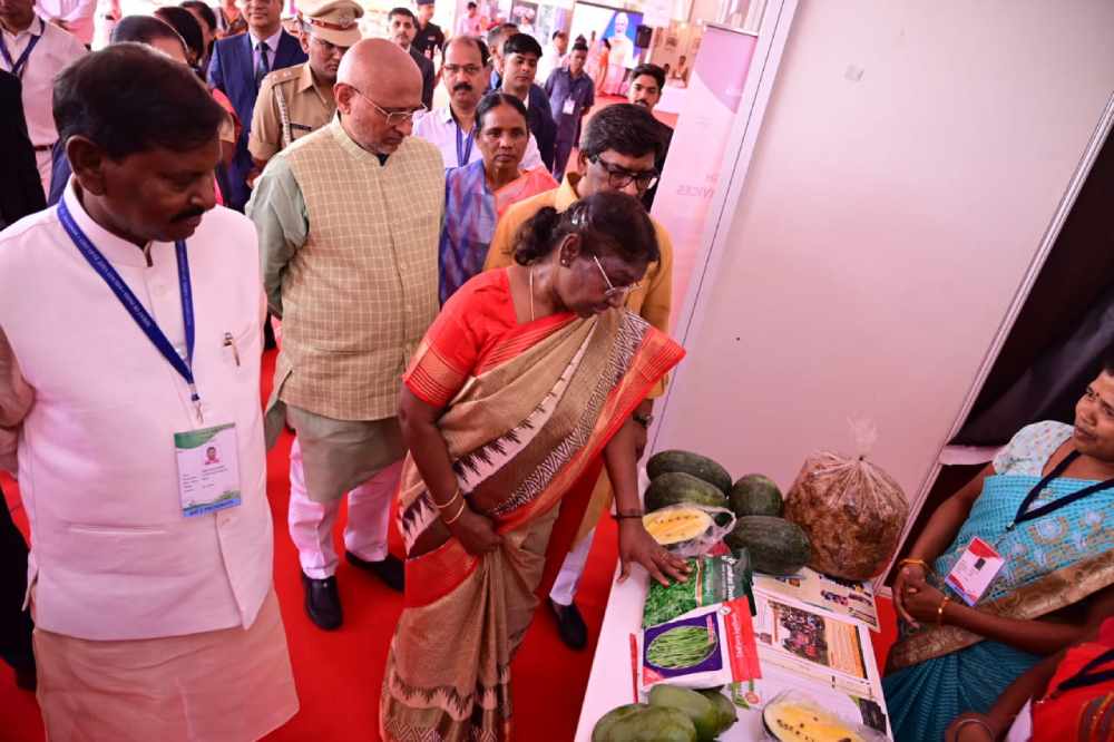 The President flanked by Union Tribal affairs minister Arjun Munda and Jharkhand chief minister Hemant Soren visiting the different stalls