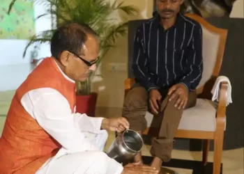 MP CM Washes Feet Of Tribal Dashmat Ravat I The Indian Tribal