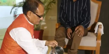 MP CM Washes Feet Of Tribal Dashmat Ravat I The Indian Tribal