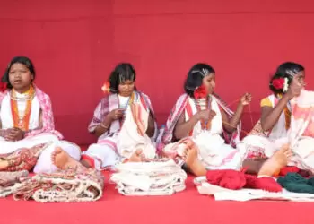 Mankidia Kondh Tribeswomen In Bhubaneswar's Adivasi Mela | कपास के कचरे से सजावटी और दैनिक उपयोग में काम में आने वाली वस्तुएं