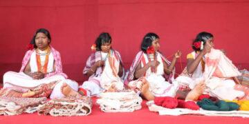 Mankidia Kondh Tribeswomen In Bhubaneswar's Adivasi Mela | कपास के कचरे से सजावटी और दैनिक उपयोग में काम में आने वाली वस्तुएं