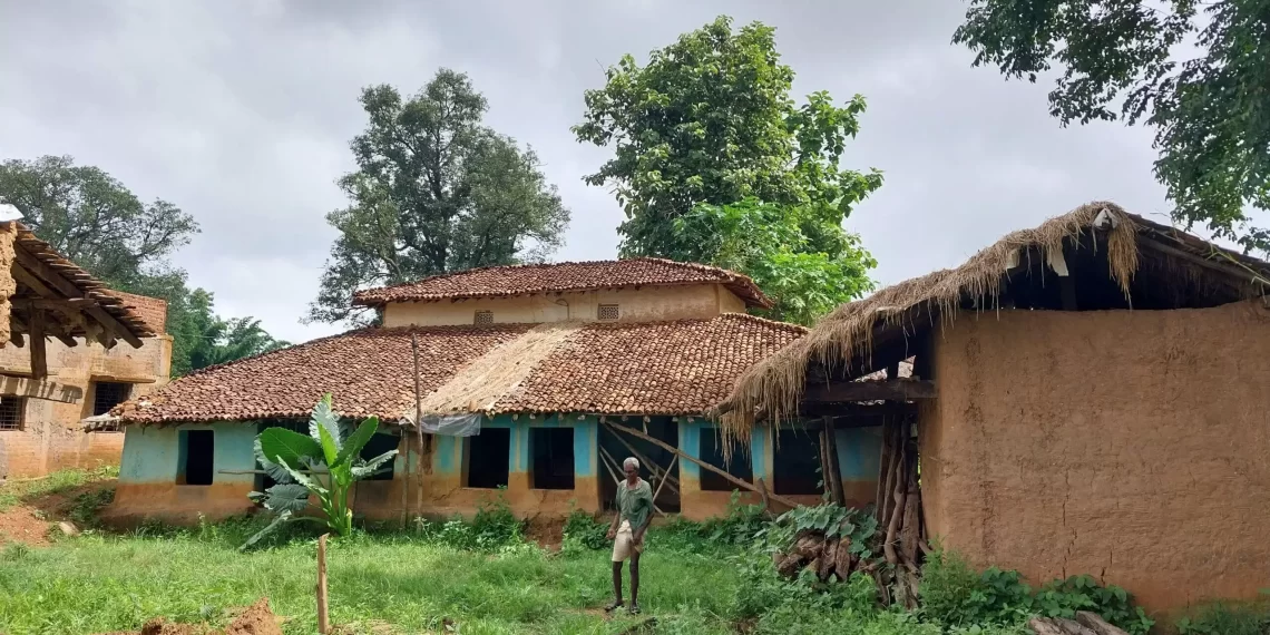 The Indian Tribal | मध्य प्रदेश के कान्हा टाइगर रिजर्व | गुदमा गांव में भारी बारिश से बचने और भंडारण के लिए ढलानदार दोहरी छत वाला एक घर