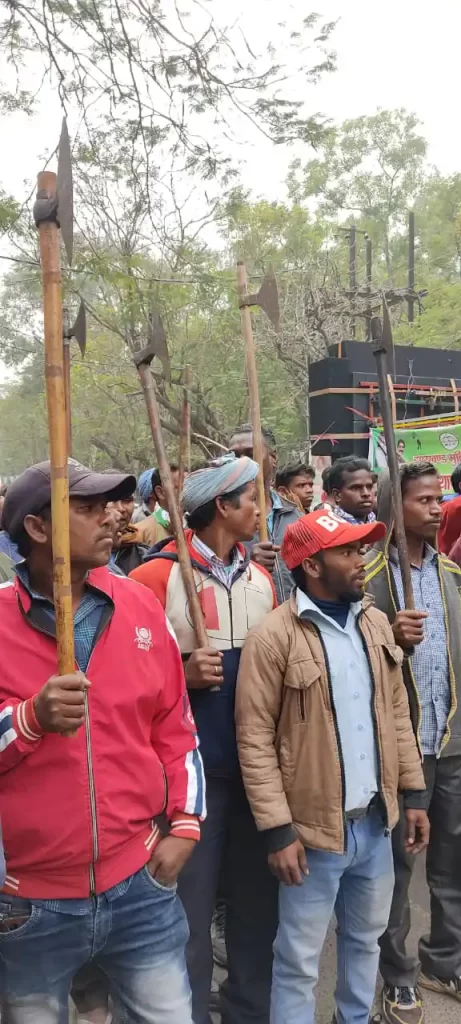 JMM workers hold protest with traditional weapons against ED action | The Indian Tribal