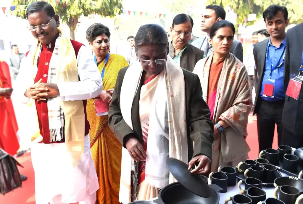 President Droupadi Murmu Visiting A Stall At Aadi Mahotsav 2024