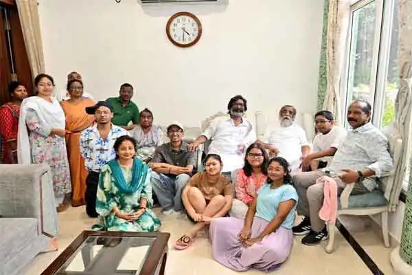 Hemant Soren with his family after release | The Indian Tribal